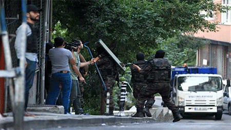 La Policía antiterrorista turca durante una redada Turquía entra tarde en la guerra contra Daesh